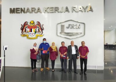 KUNJUNGAN HORMAT UNIT UTMALUMNI KE PEJABAT KETUA PENGARAH KERJA RAYA
