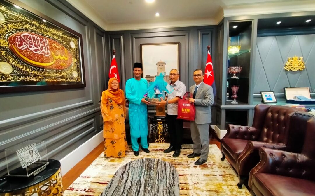 KUNJUNGAN HORMAT KEPADA ALUMNI UTM IAITU SETIAUSAHA KERAJAAN JOHOR